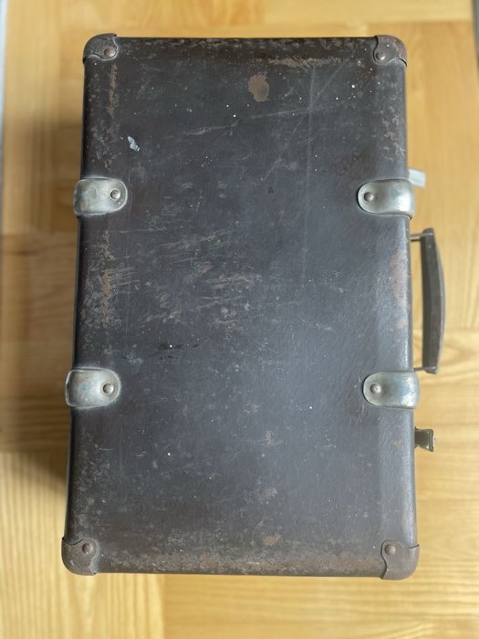 Stara walizka z metalowymi okuciami