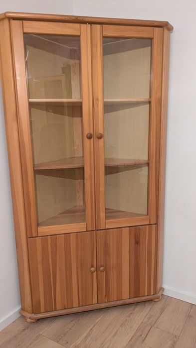 Drewniana witryna narożna z przeszkleniem
