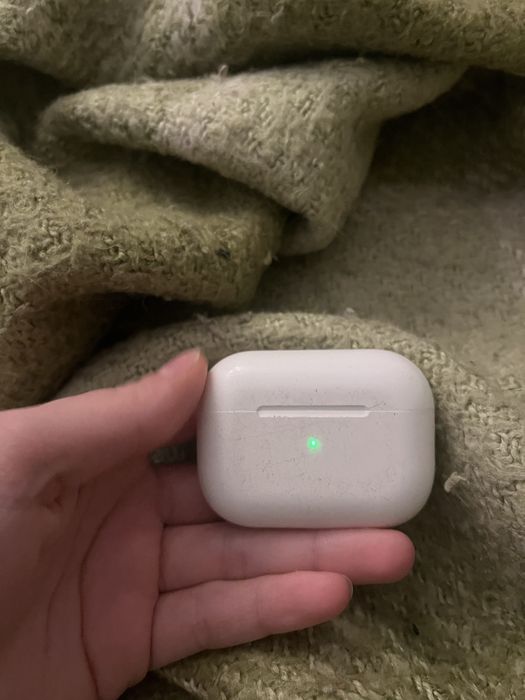 Продам кейс від навушників AirPods