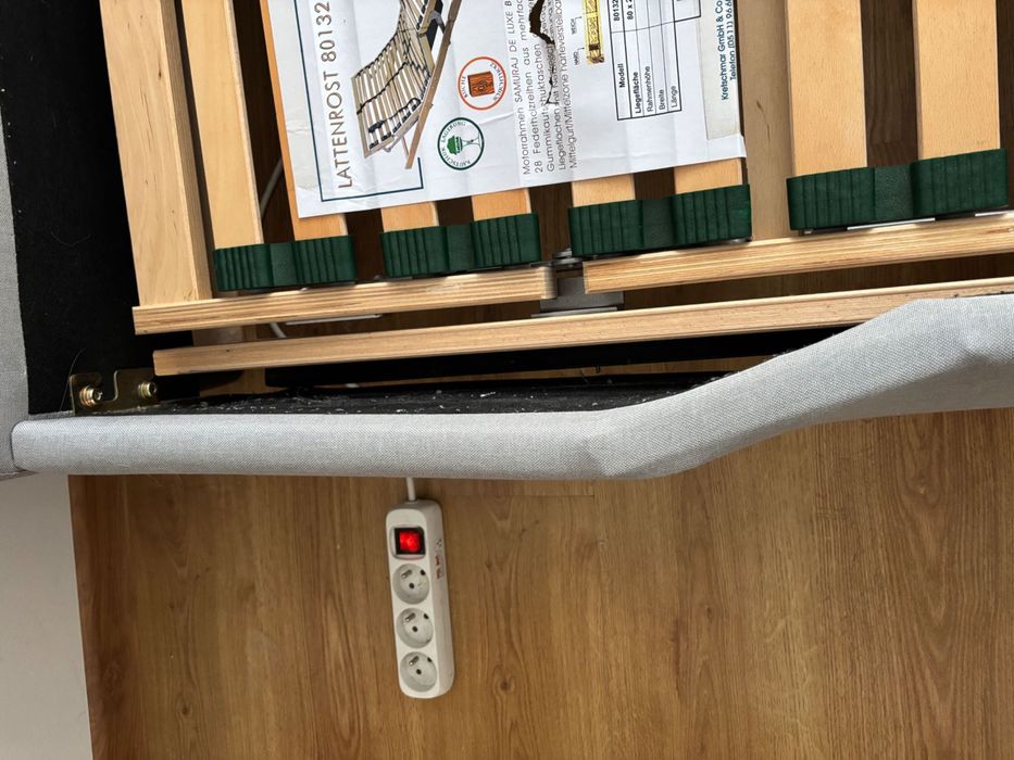 Tapicerowane szare łóżko