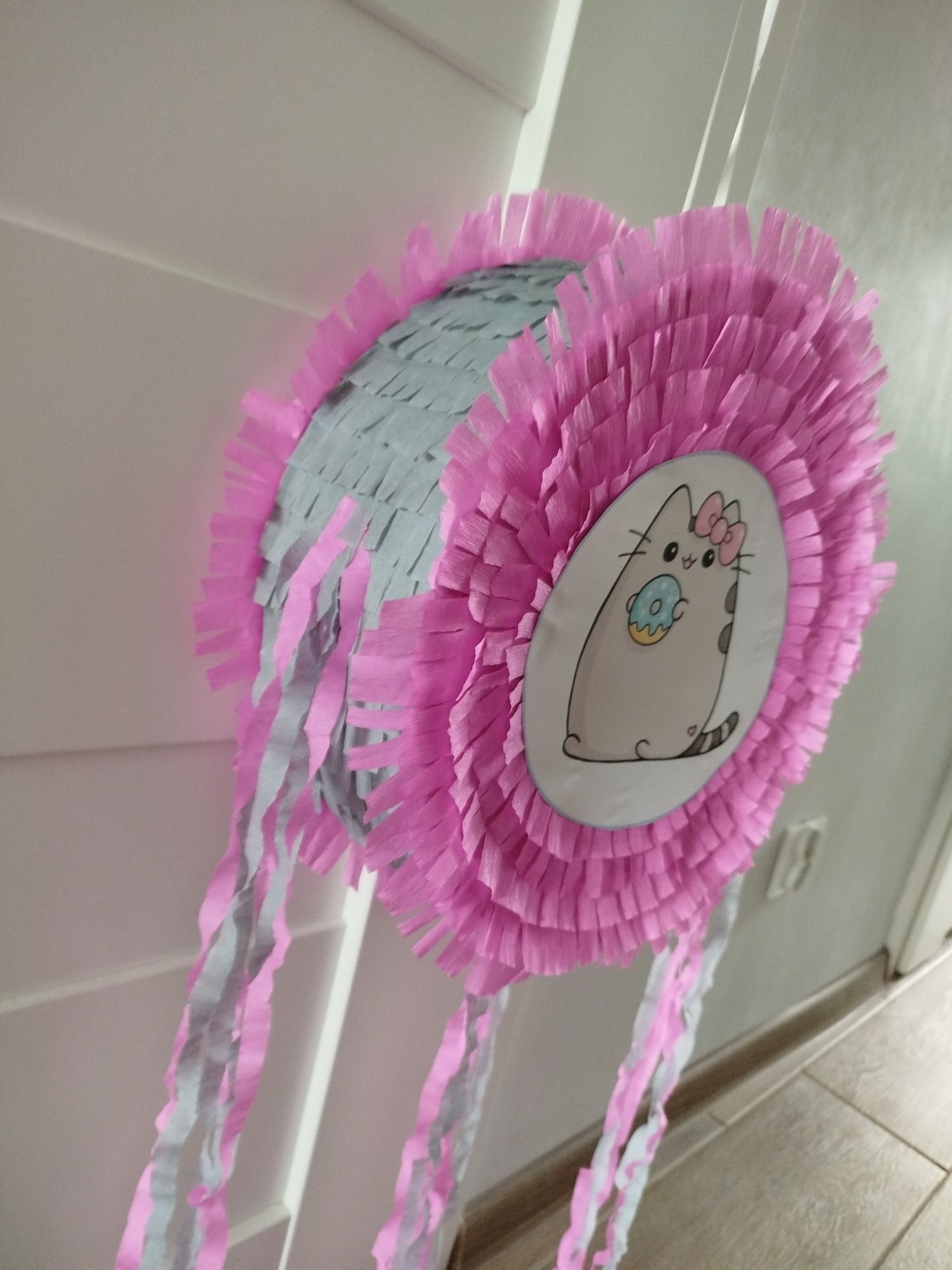 Piniata kot pusheen różowo szara z tasiemkami