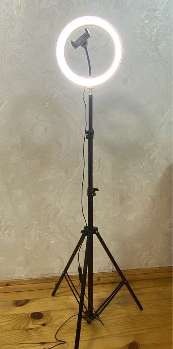 Продам лампу зі штативом