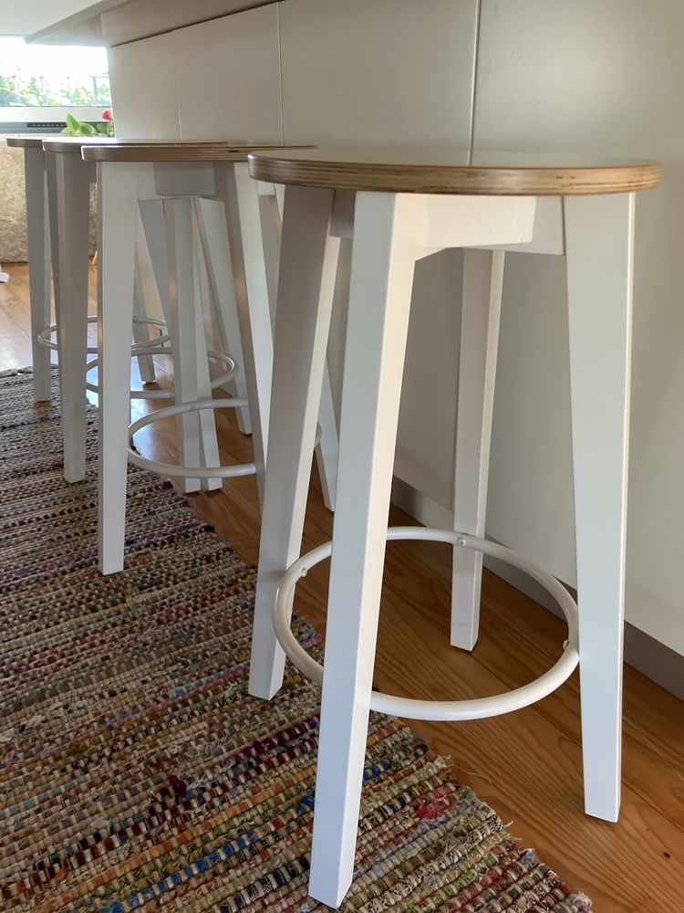 Quatro bancos altos de ilha, com 65 cm de altura