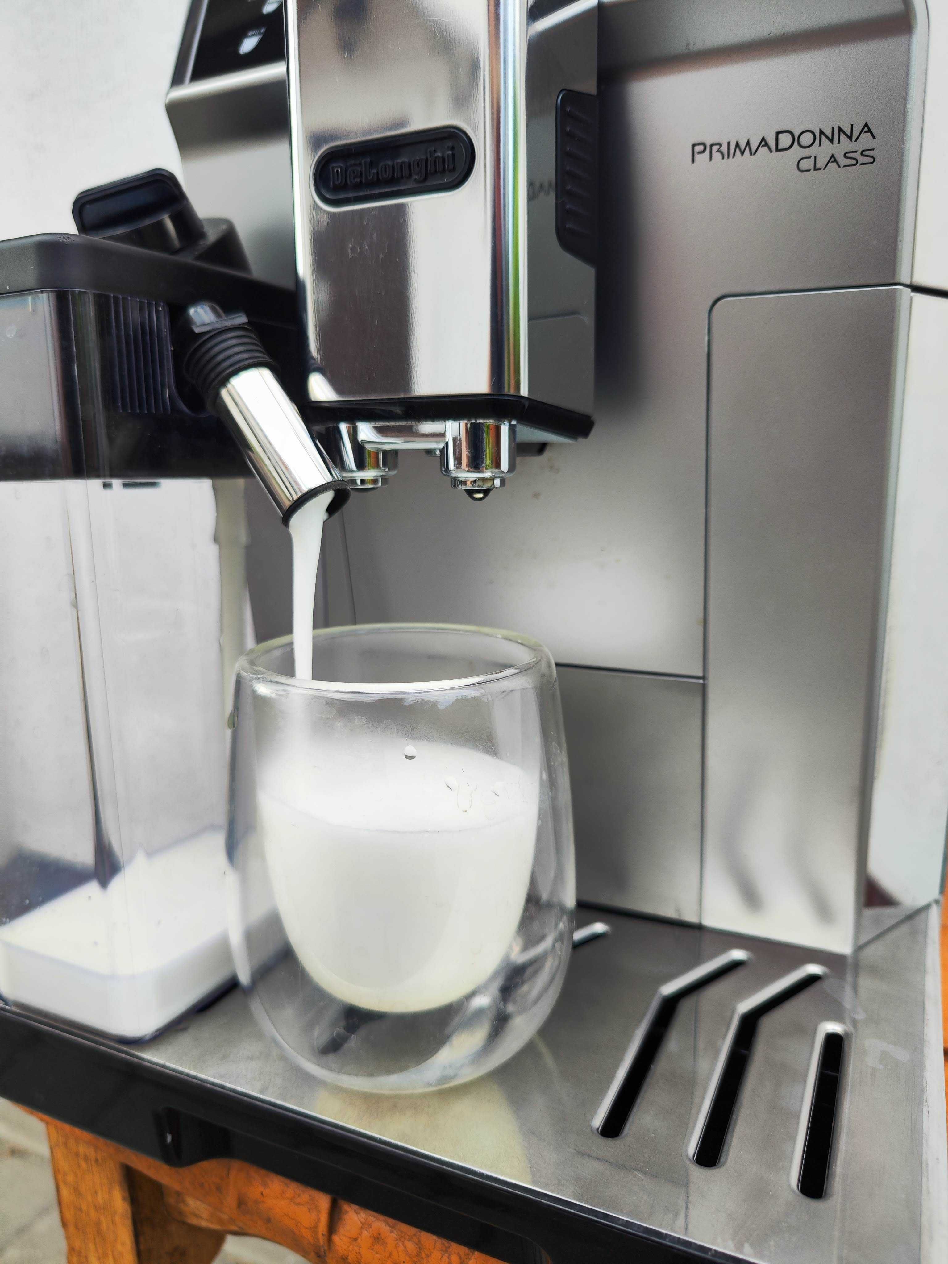 Кавомашина DeLonghi ECAM 556.55 PrimaDonna Class новий молочник