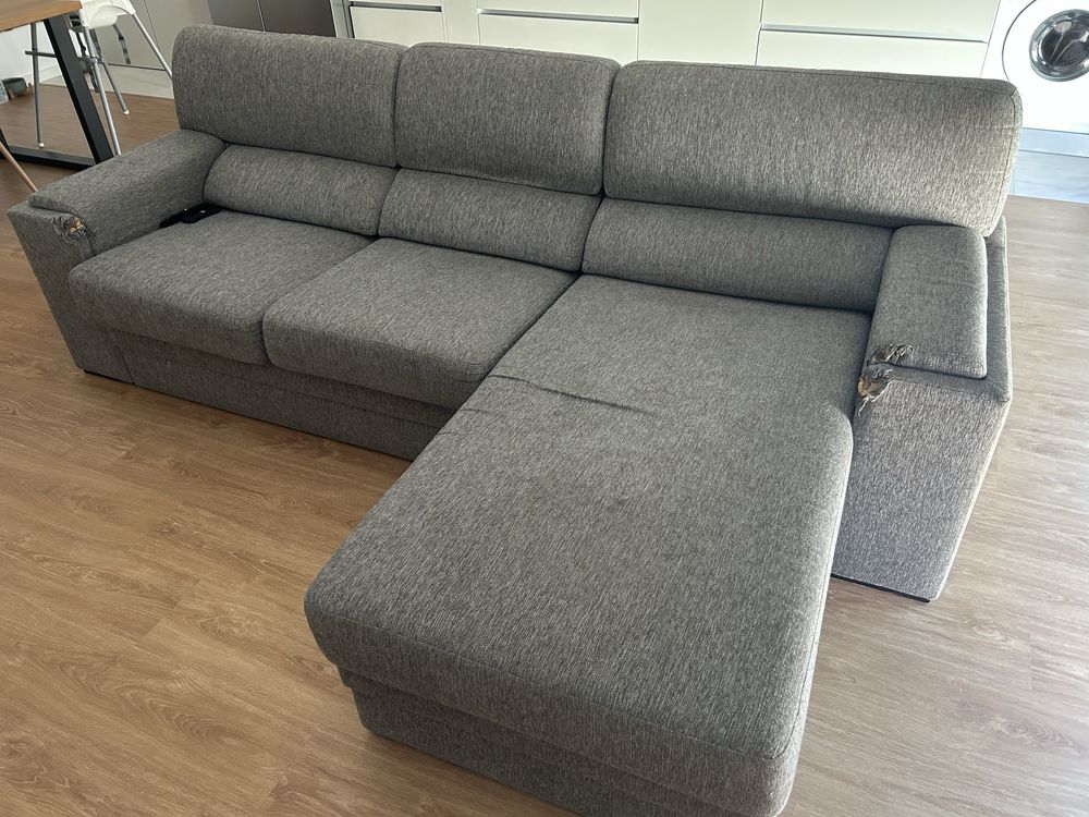 Sofá cinzento com chaise lounge e armazenamento