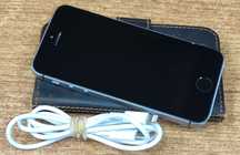 iPhone SE i kabel do ładowania