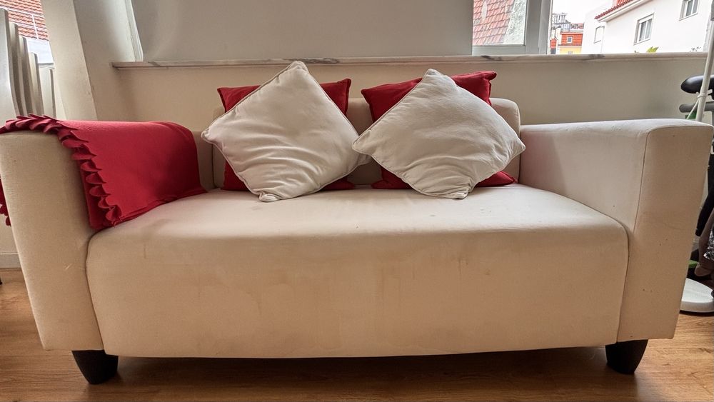 Sofa beje de dois lugares