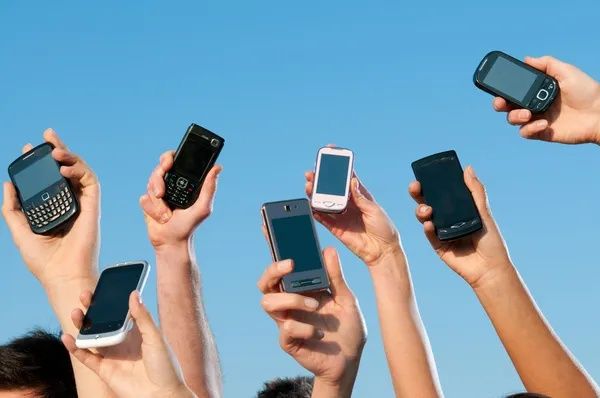 Прийму в дар побиті непрацюючі або просто не потрібні смартфони