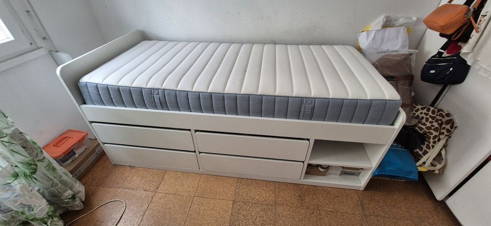 Cama e colchão da Ikea