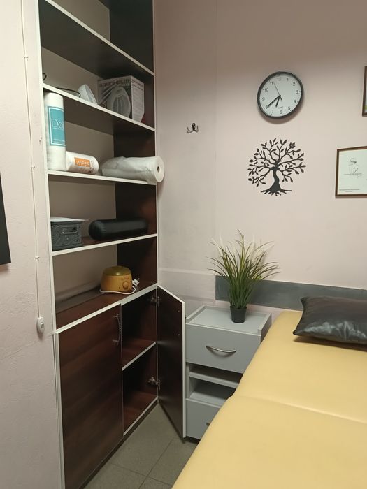 Маю. Місце для майстра манікюру та для майстра депіляції