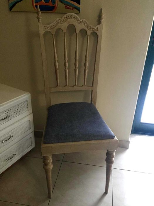 Conjunto de espelho, cadeira e mesinha de apoio. As 3 peças 200 €.