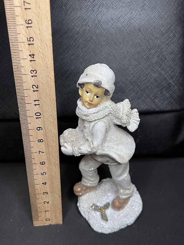 Новорічна статуетка хлопчик на снігу висота 14 см