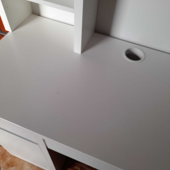 Używane Biurko IKEA MICKE białe 105x50cm z nadstawką