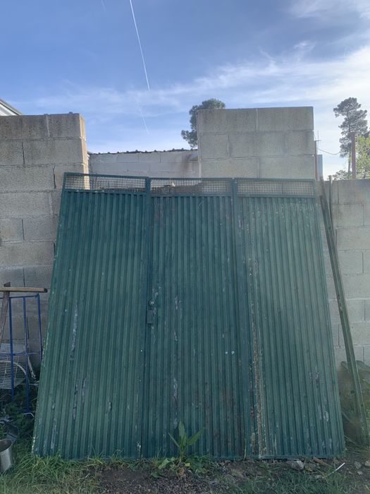 Vendo portão medidas 2.20 de cumprimento por 2.20 de altura