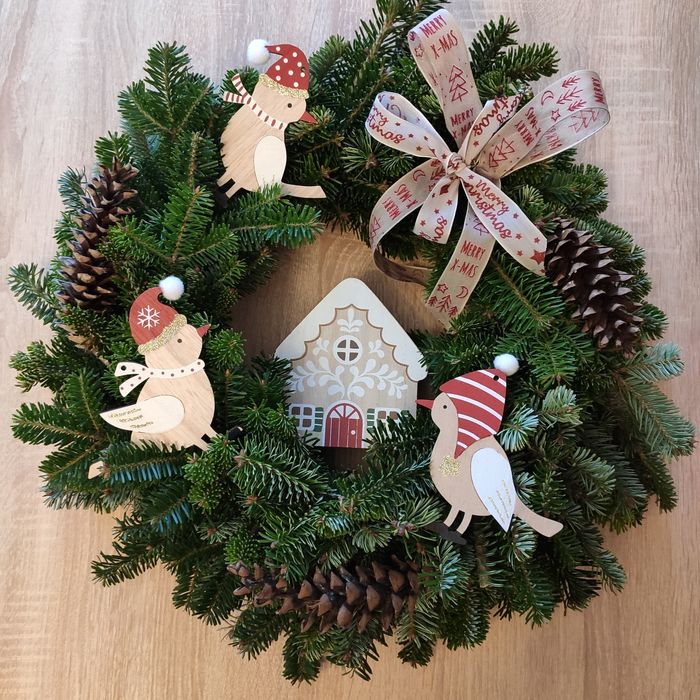 Wianek, wieniec na drzwi żywy z jodły, z ptaszkami Boże Narodzenie