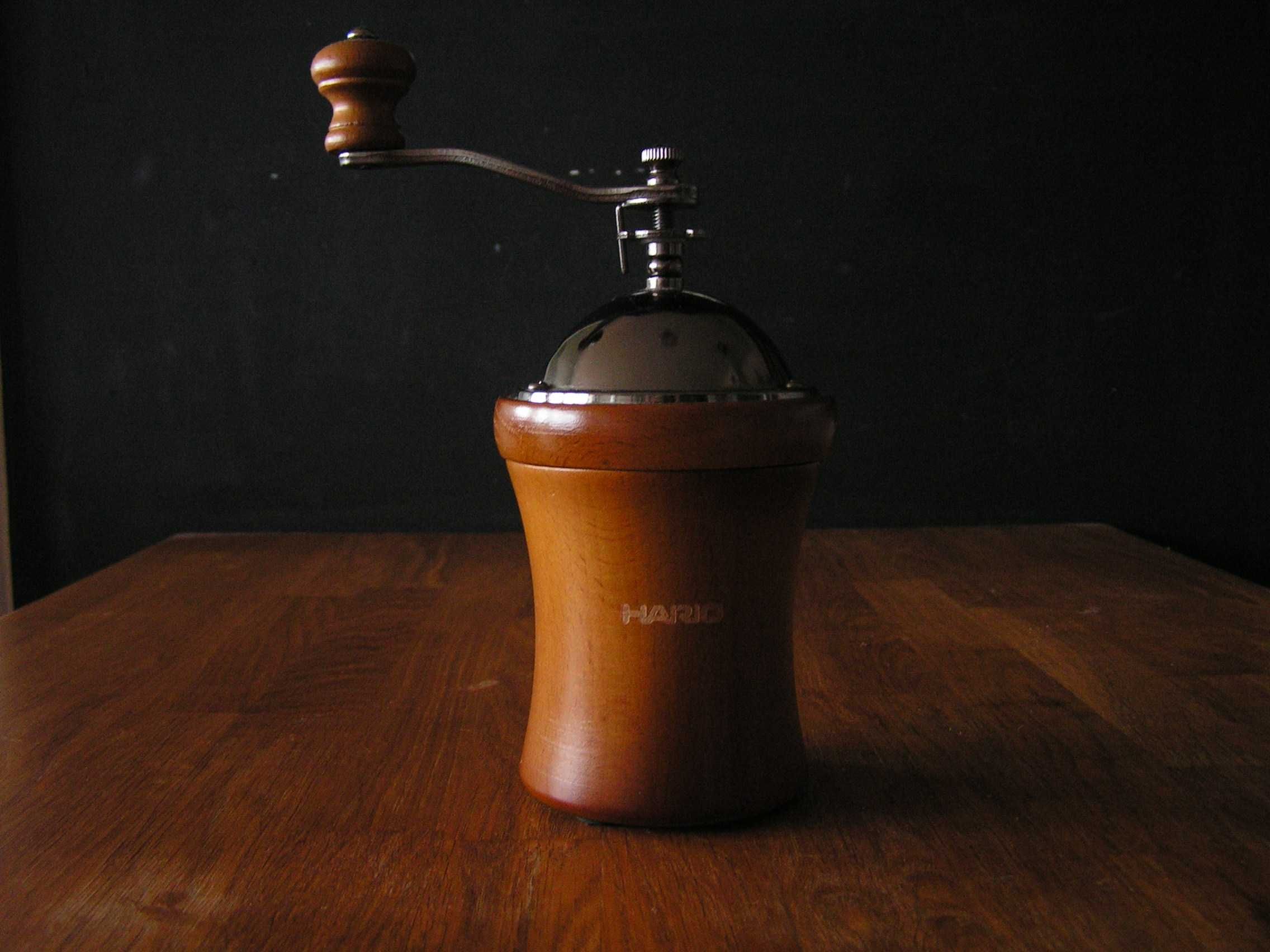 Ręczny młynek do kawy Hario - Coffee Mill Dome