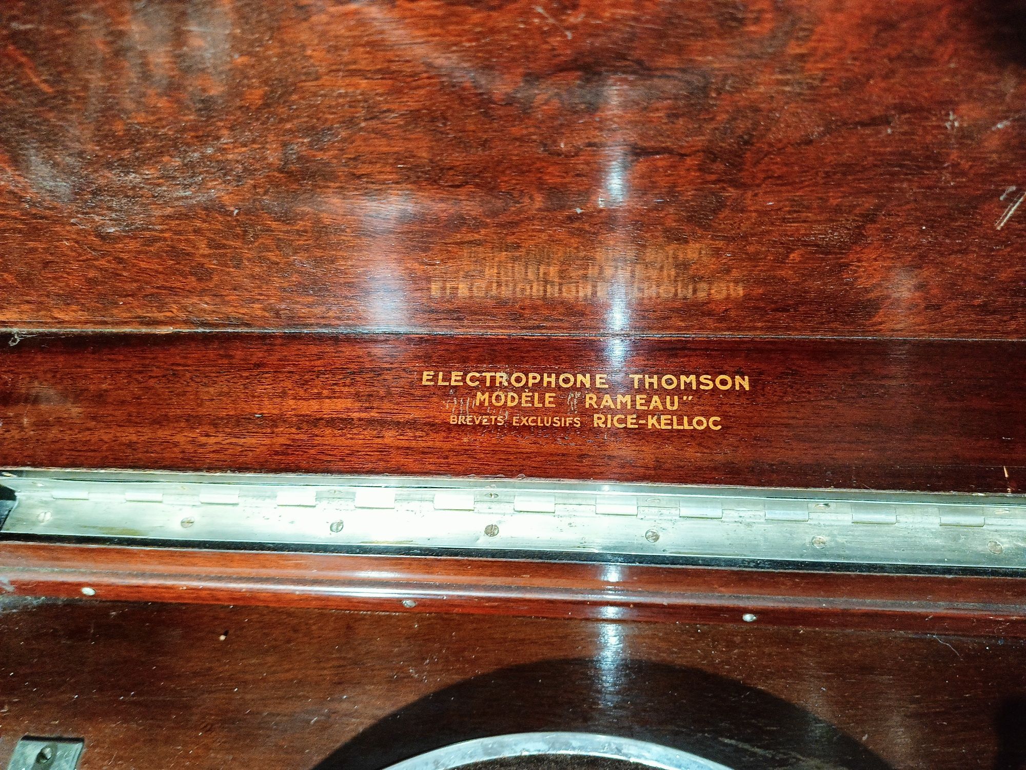 Stary gramofon szafkowy thompson