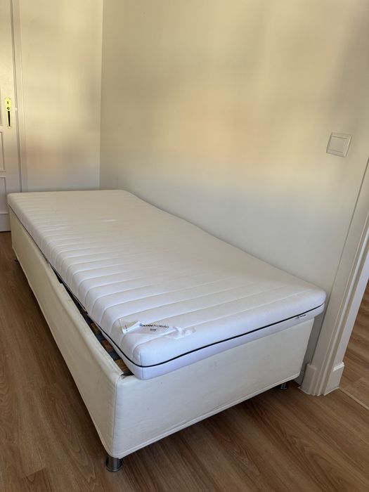 3 camas com estrados e colchões, 2 roupeiros e 2 mesas de cabeceira