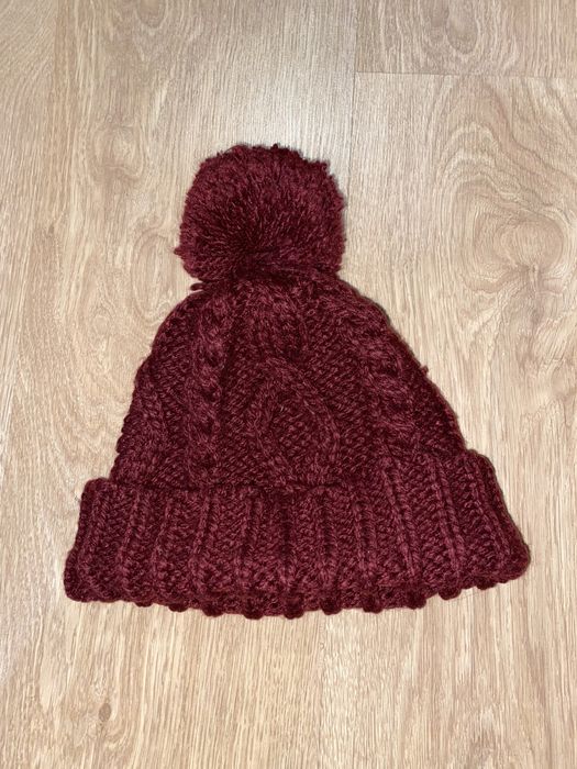 Бордова шапка з бомбоном
