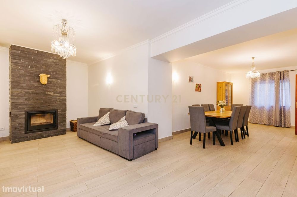 Moradia T4 com terreno urbano na Azambuja