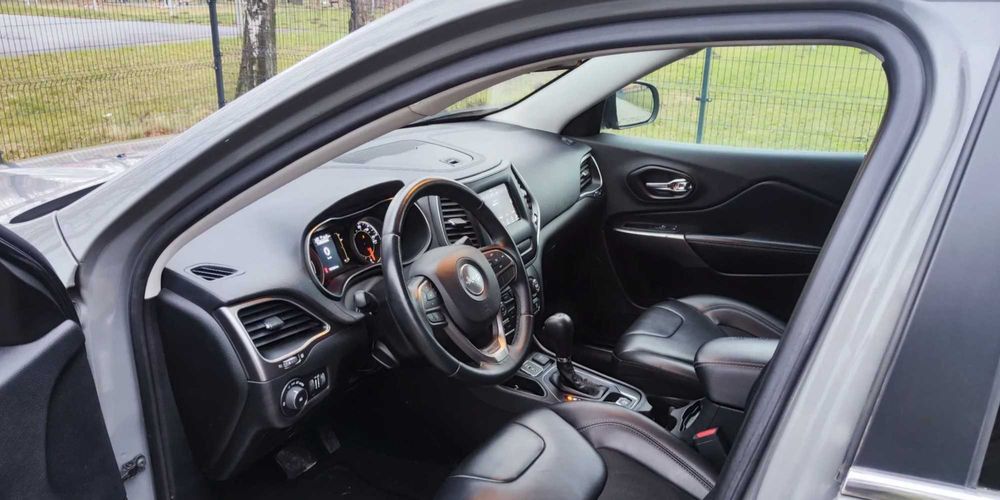 Jeep Cherokee Latitude Plus 2019 року