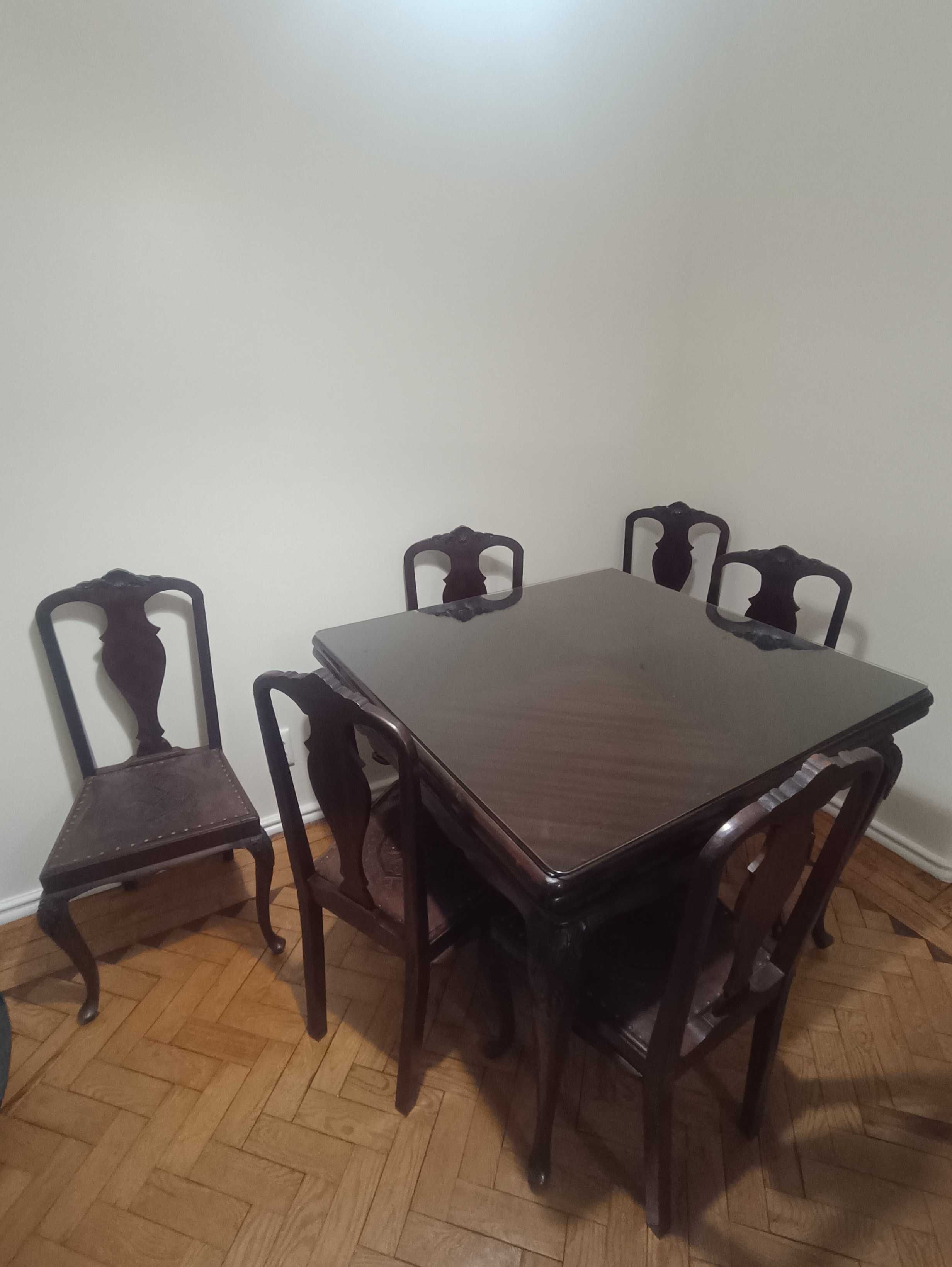 Mesa e cadeiras estilo Queen Anne