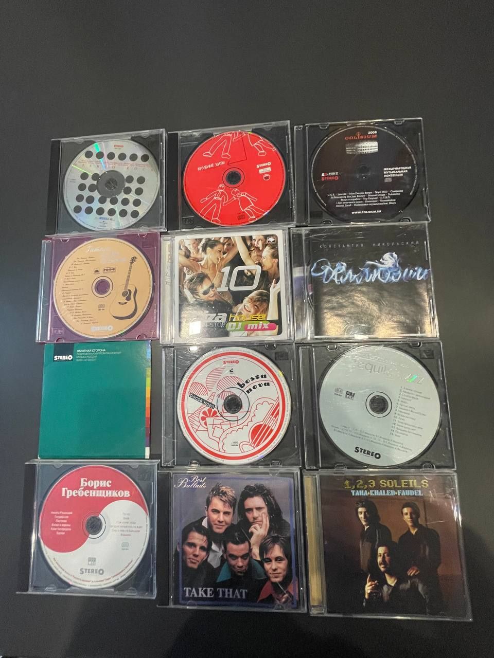 Коллекция CD дисков с музыкой.