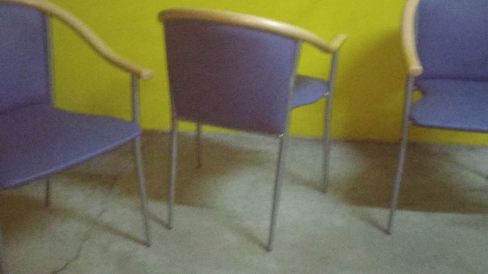 Quatro cadeiras .