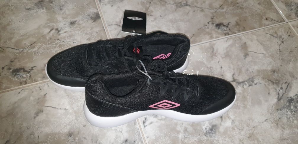 Sapatilhas / Tenis pretos e cor de rosa UMBRO tamanho 39 (novos)