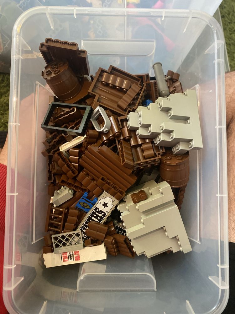 Lego caly pojemnik klockow lego i innych przedmiotow z seri western