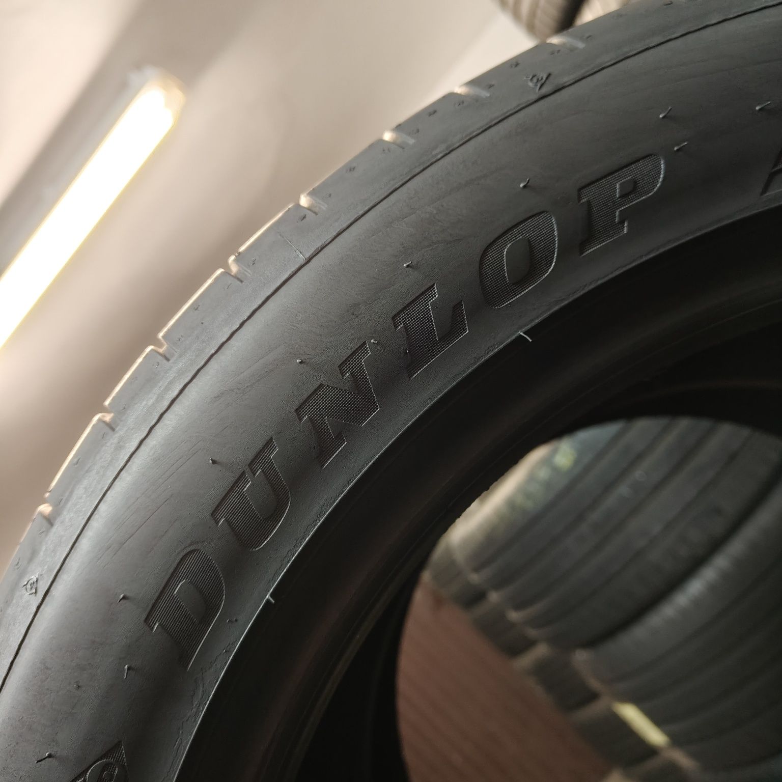 255/45/18 XL Sprzedam parę opon letnich Dunlop