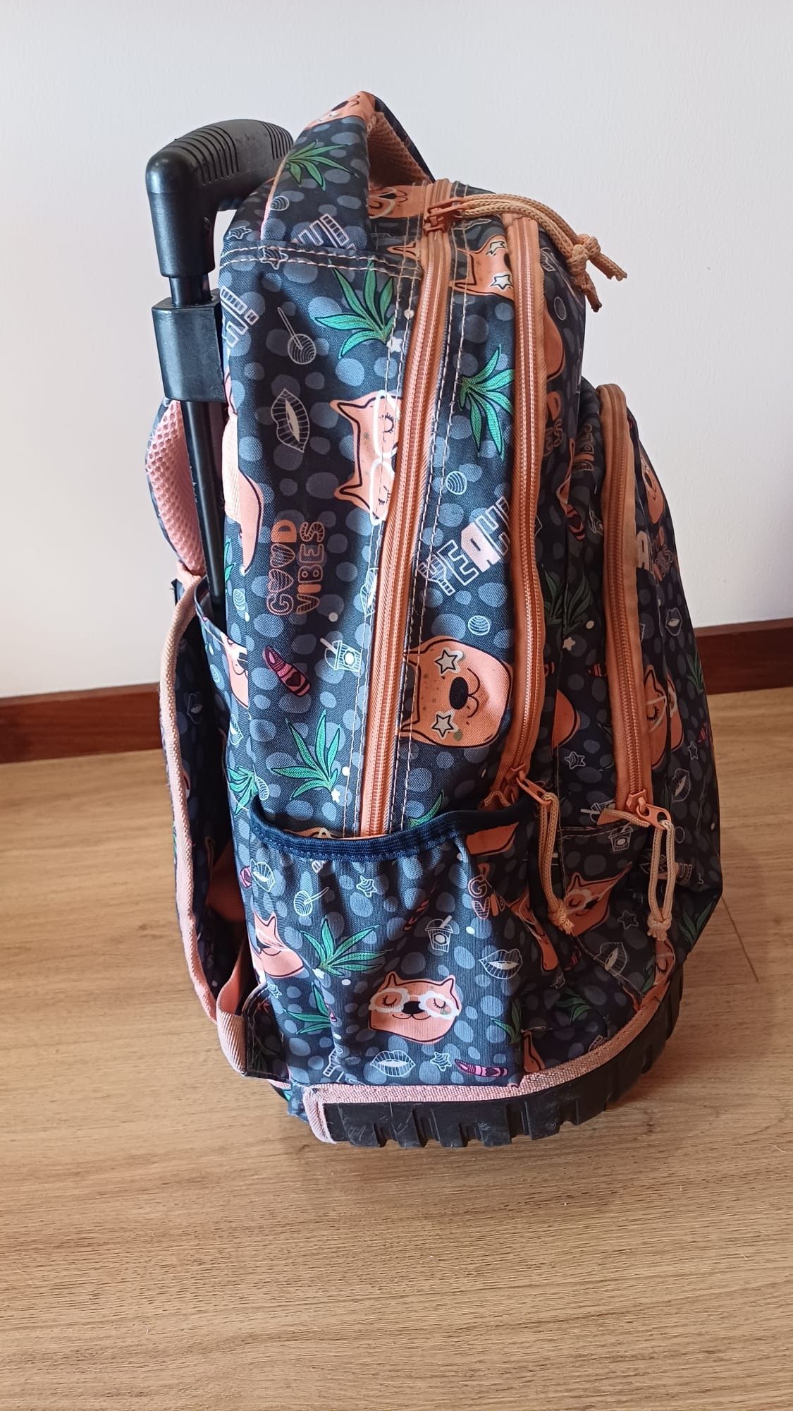 Mochila escolar com rodinhas e alça retrátil
Possui vários compartim