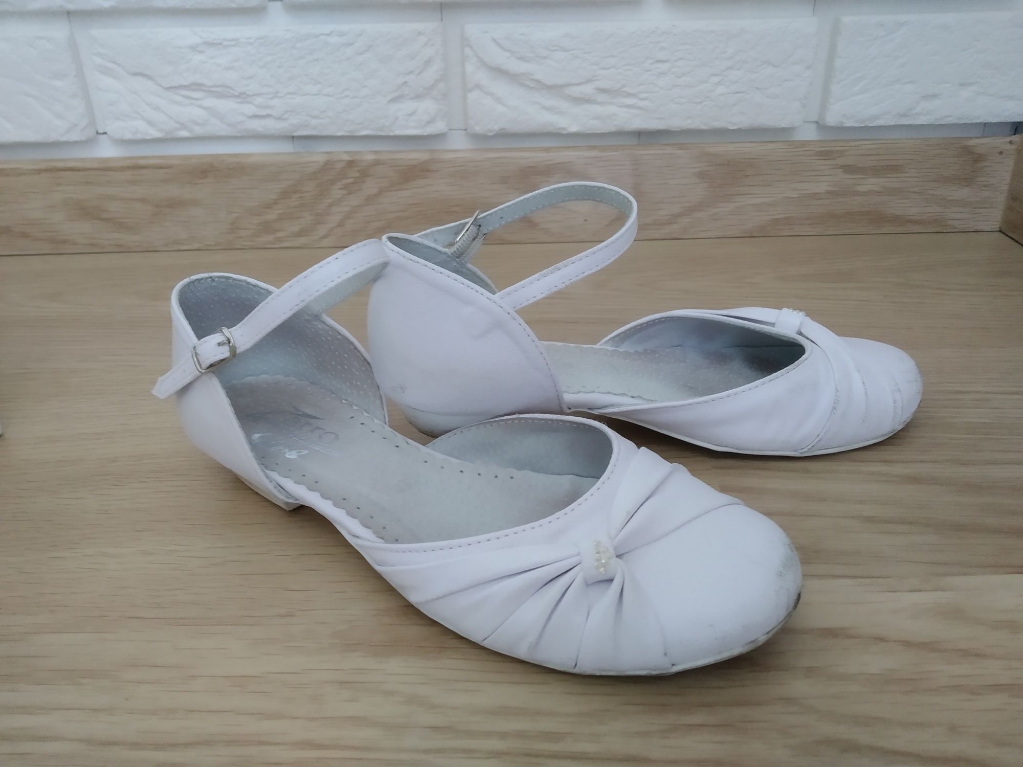 Buty białe wizytowe r. 34