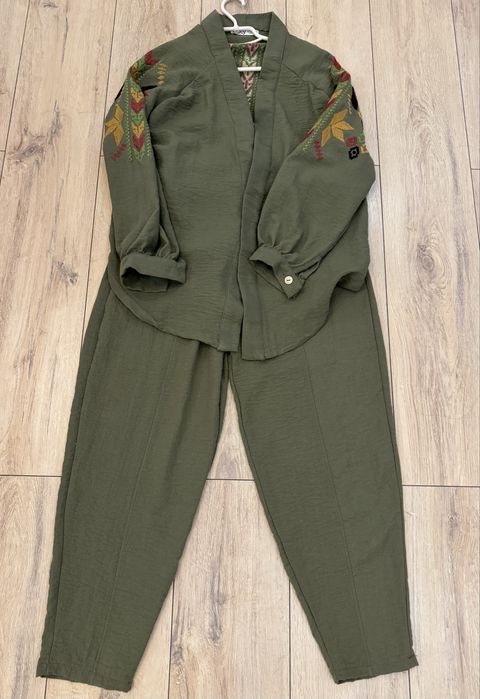 Костюм з вишивкою