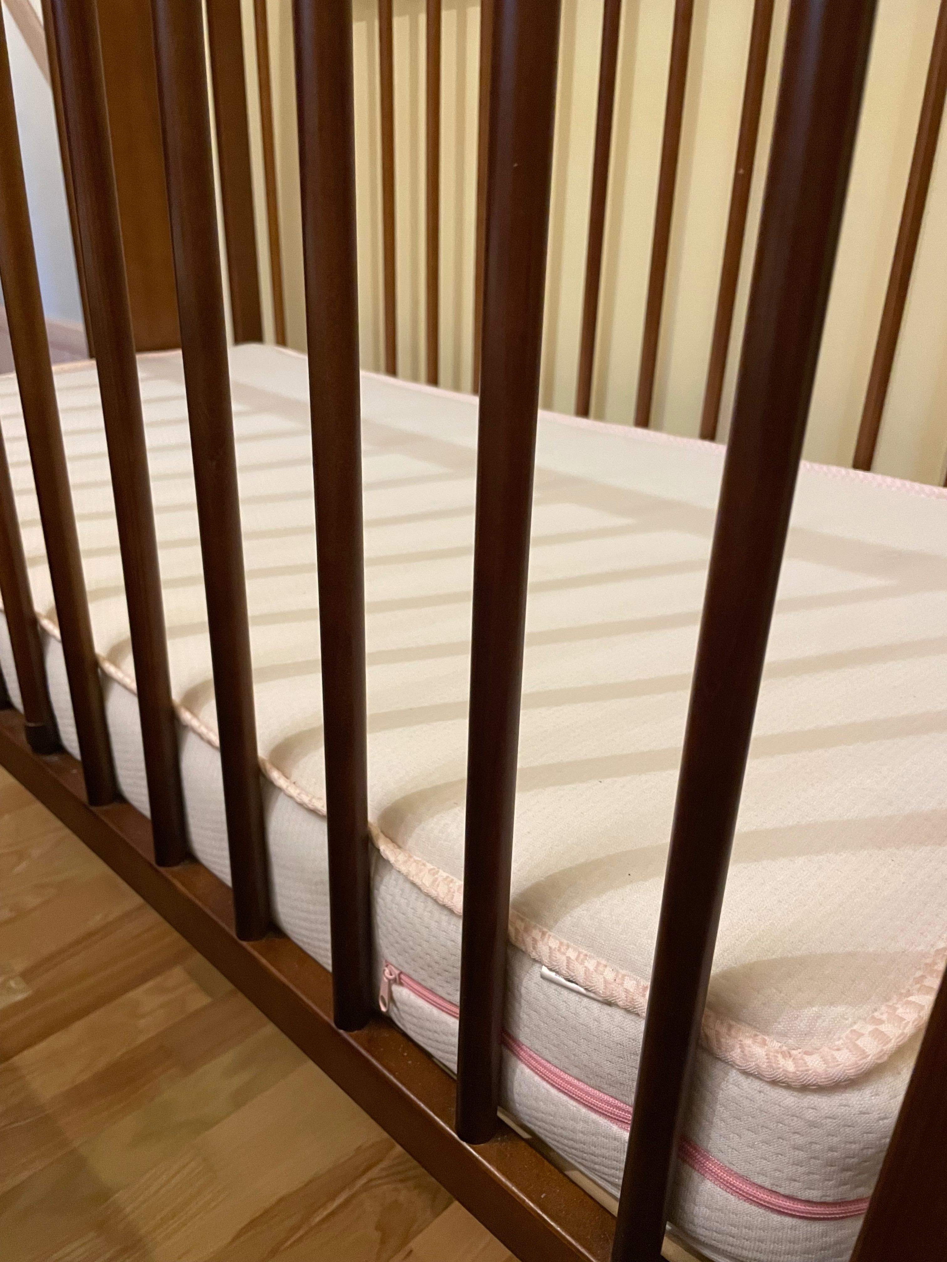 Drewniane łóżeczko z materacem