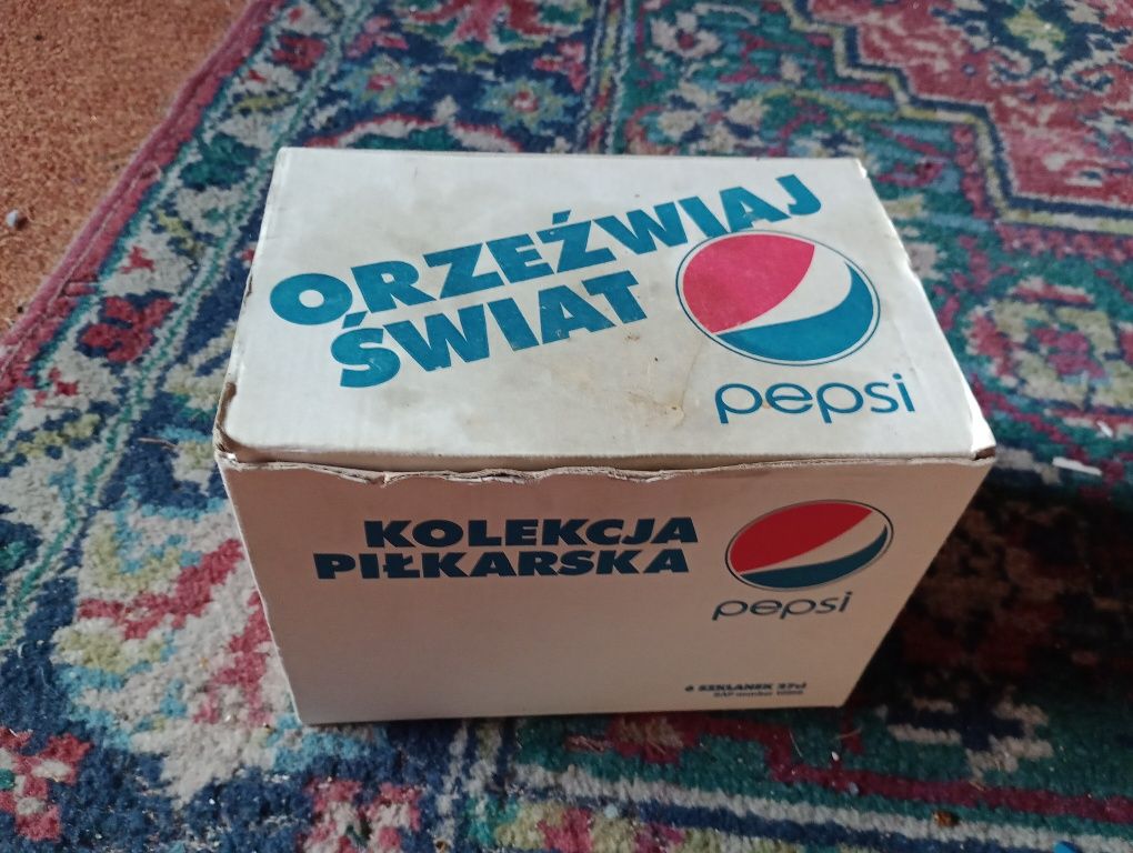 Szklanki Pepsi piłkarze