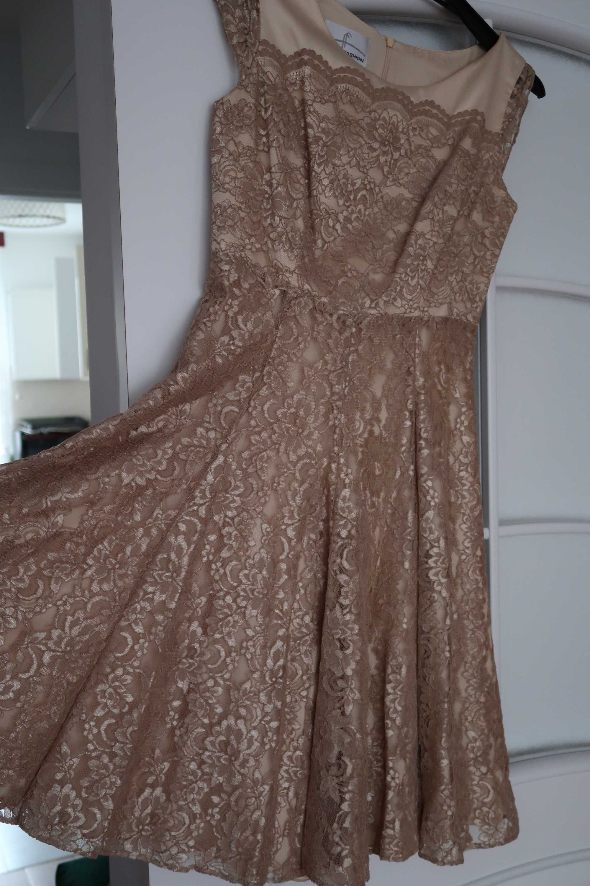Elegancka sukienka z koronki