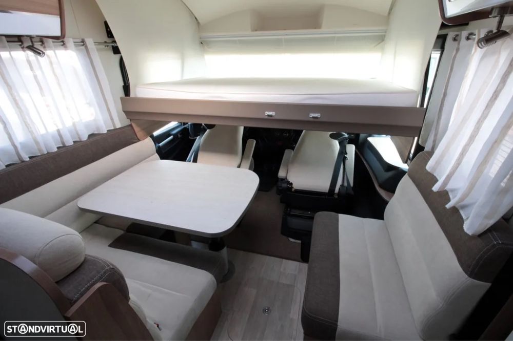 Autocaravana com cama central e A/C