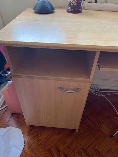 Desk in good condition64284102442113121