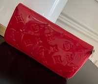 Louis vuitton czerwony portfel lakierowany