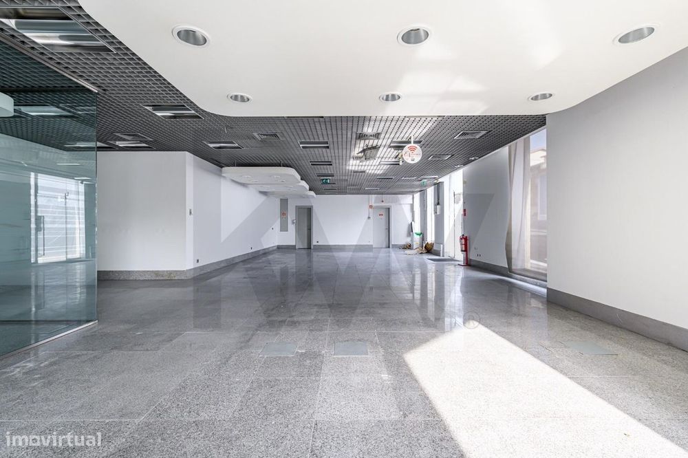 Venda loja com 202 m2 em Campanhã, Porto