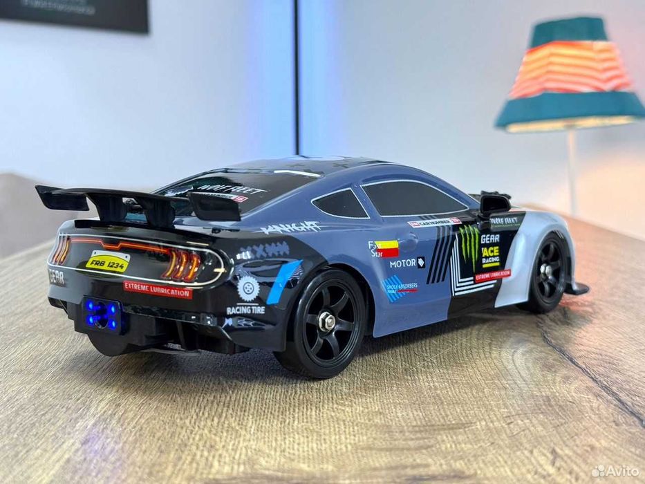 Машинка на радіоуправлінні 18км/год 29см 7,4V + 4 запаски для дрифта