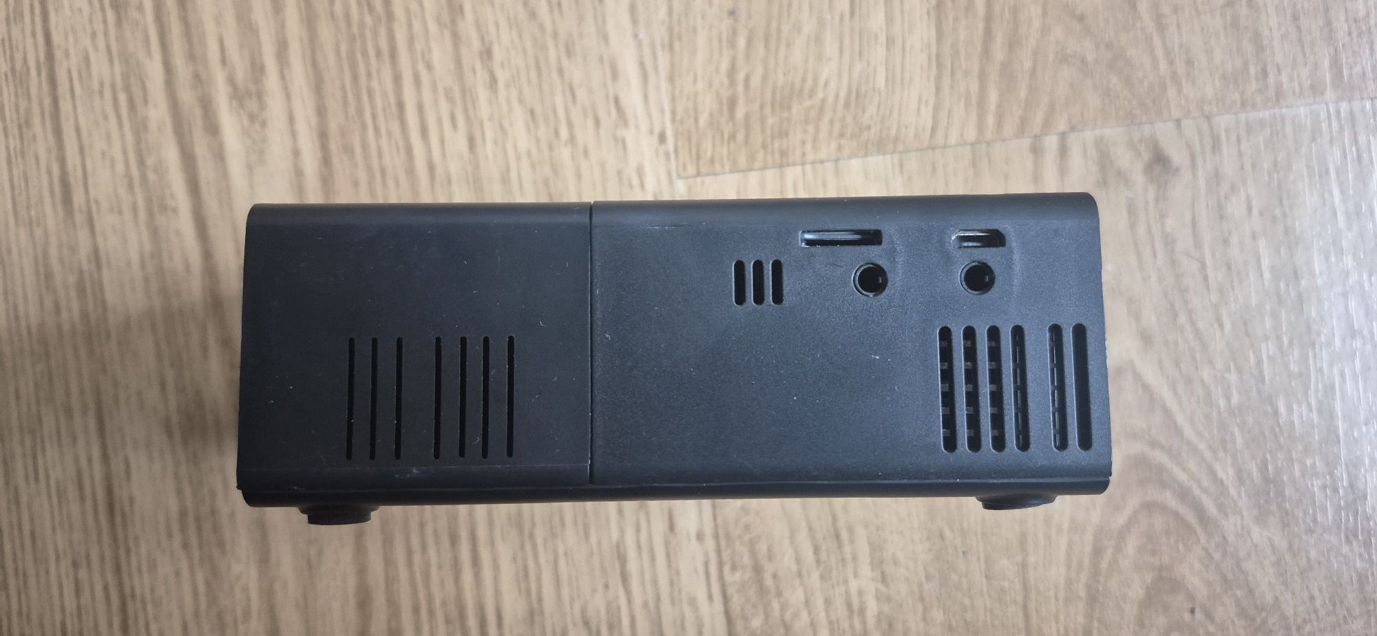 Mini projektor z pilotem
