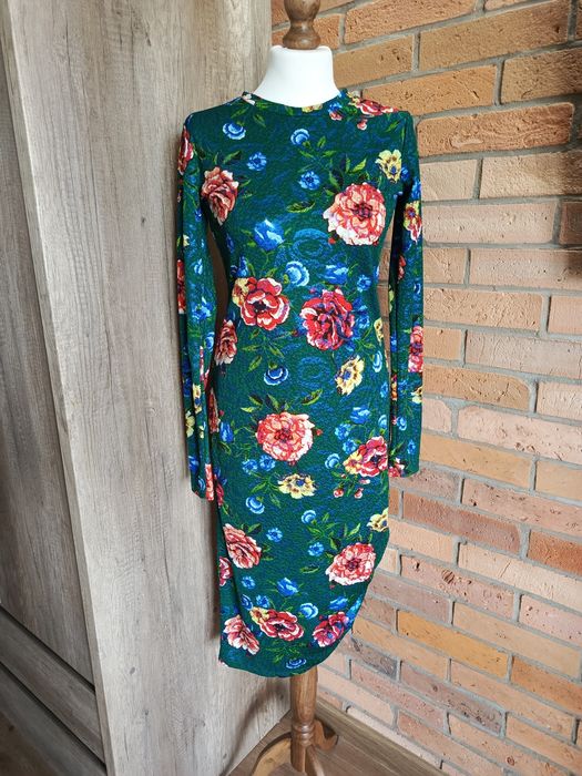 elegancka zielona sukienka Zara w kwiaty z marszczeniem M
