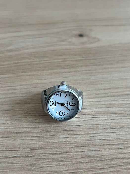 Zegarek pierścionek – stylowy zegarek na palec, rozciągliwy pasek