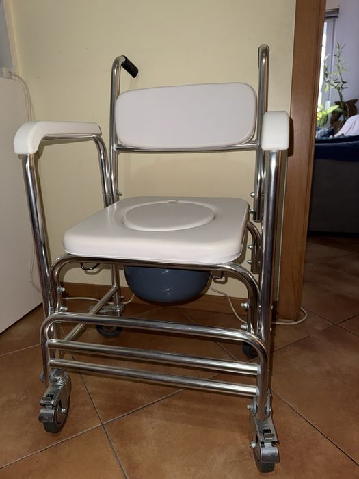 Cadeira de banho sanitária