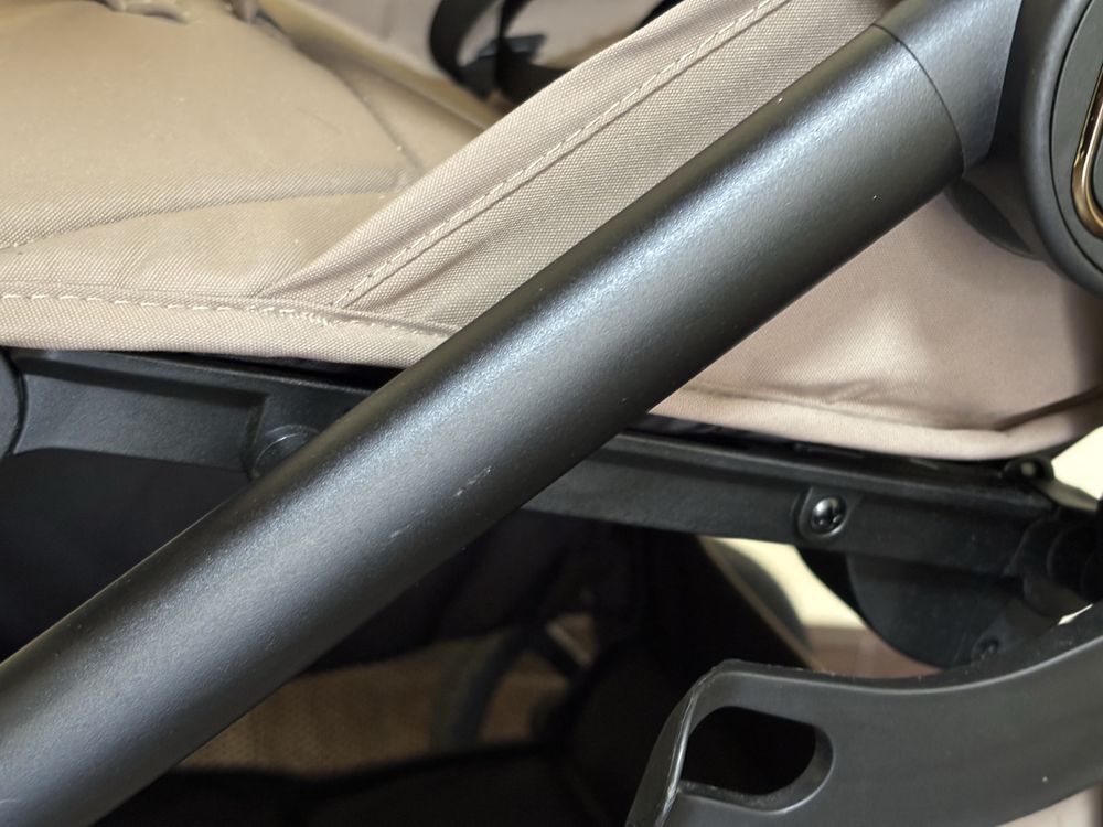 Прогулянкова коляска Carrello Bravo Carbon•Frost Beige