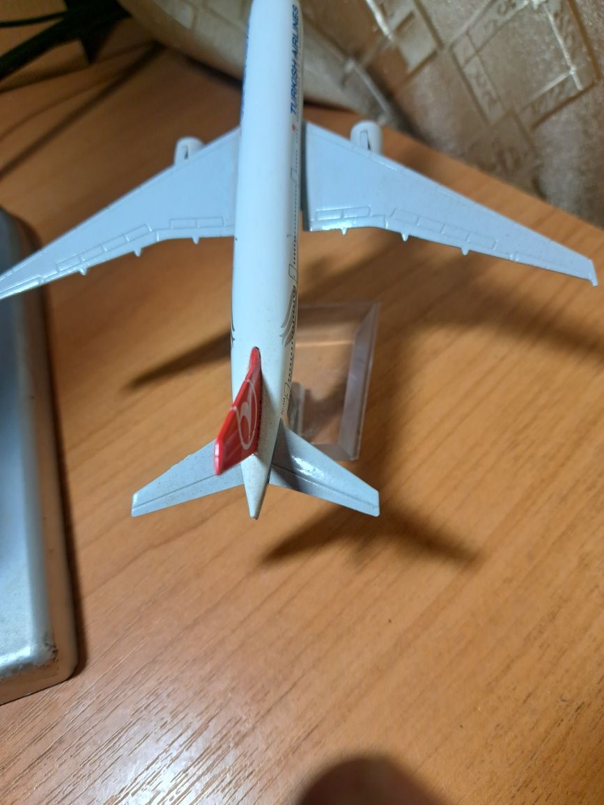 Модель самолета Boeng 777-200 Turkish Airlines.