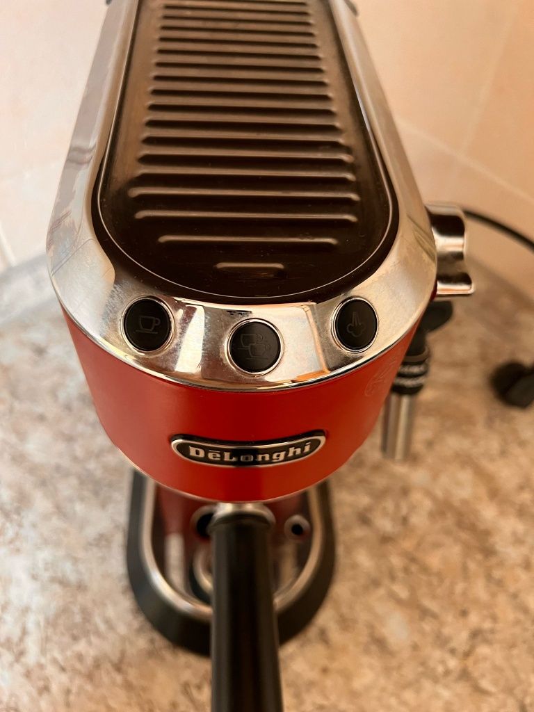 Ekspres do kawy kolbowy Delonghi że spieniaczem