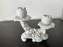 Candelabro para 2 velas com flores branco.